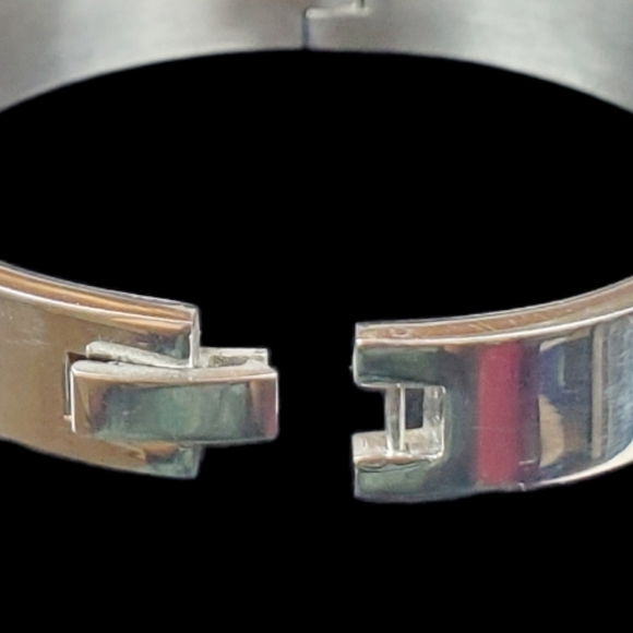 Jacqueline The Rustic Cuff Bracelet Shiny Silver Gold Tone Hinged ID ~6 7/8" - Picture 8 of 9